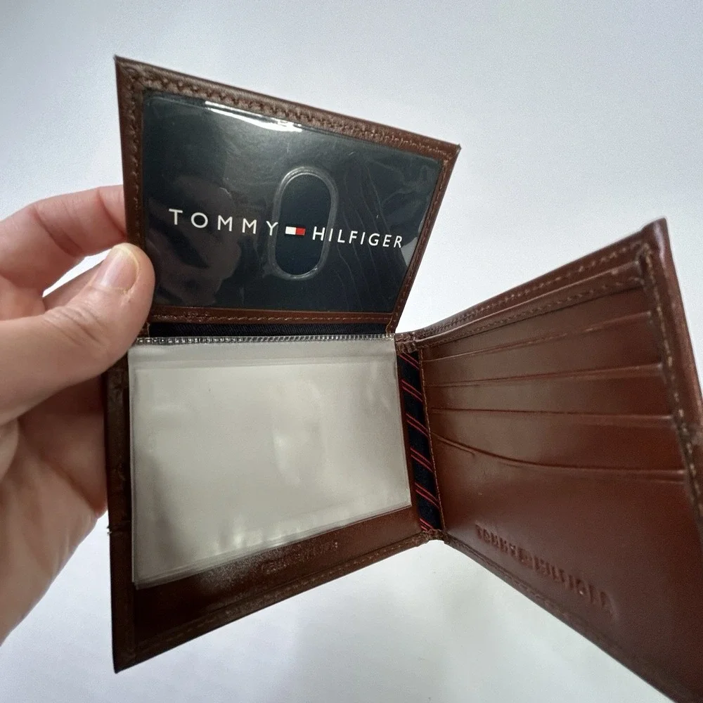 Tommy Hilfiger Mens Leather Billfold Wallet Flip ID Passcase Brown Logo FLAWS**